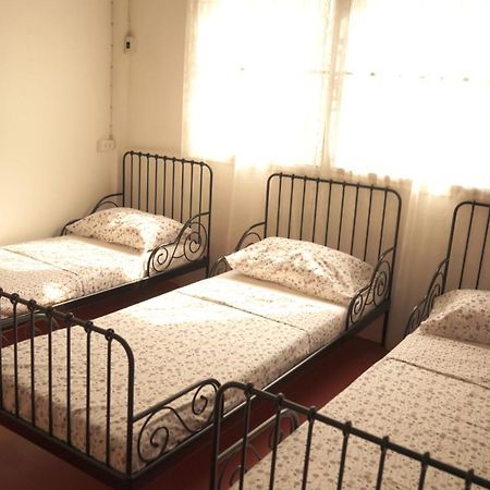Tiger Lily Hostel Бангкок Екстер'єр фото