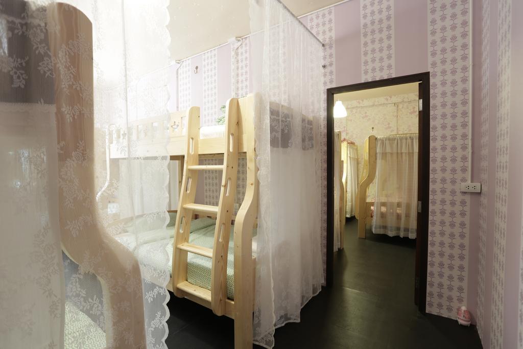 Tiger Lily Hostel Бангкок Номер фото