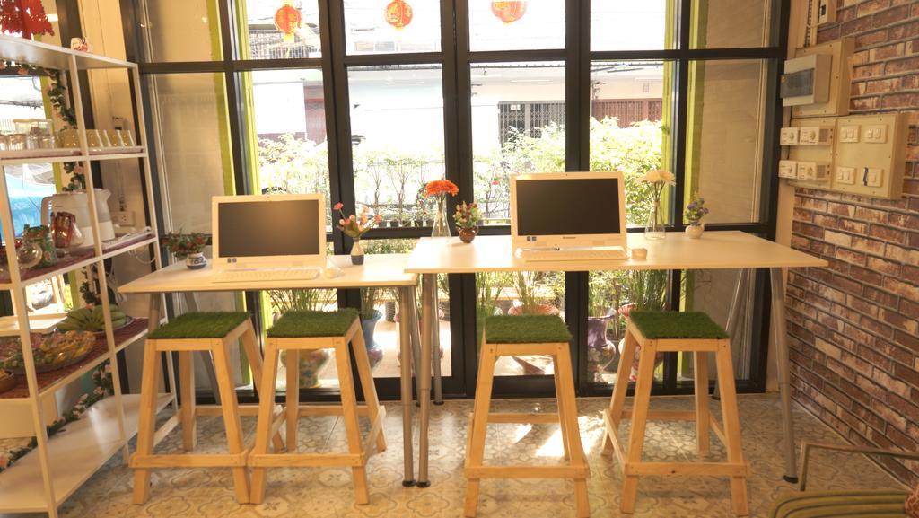 Tiger Lily Hostel Бангкок Екстер'єр фото