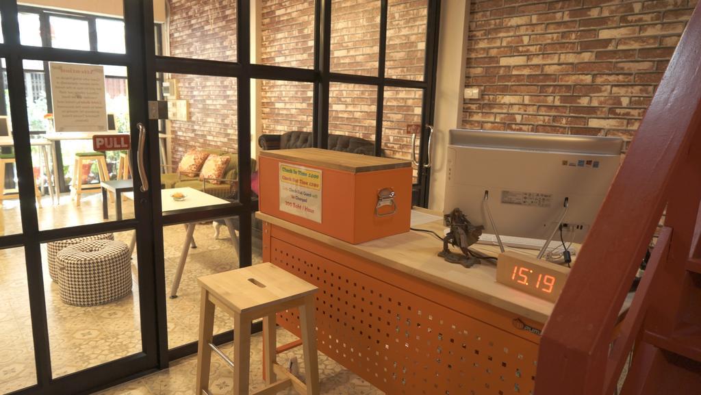 Tiger Lily Hostel Бангкок Екстер'єр фото