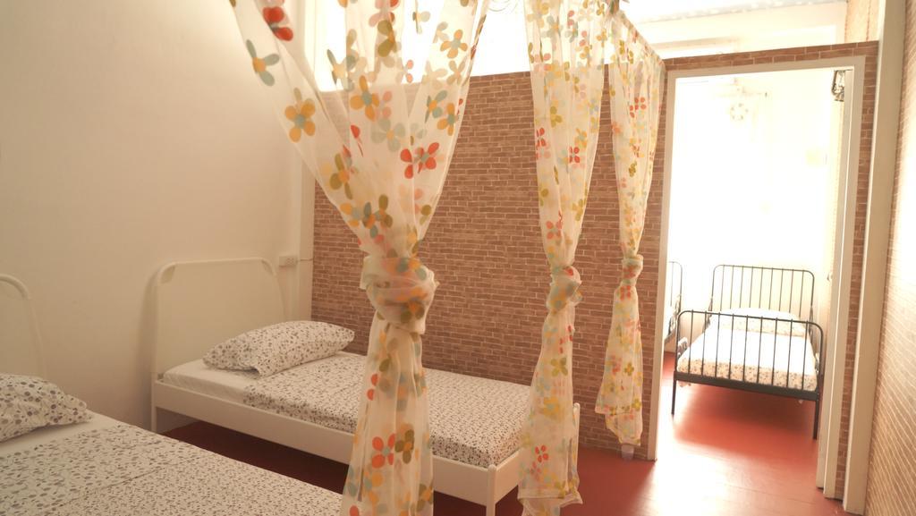 Tiger Lily Hostel Бангкок Номер фото