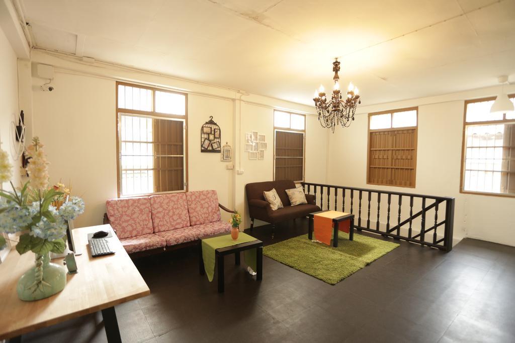 Tiger Lily Hostel Бангкок Екстер'єр фото