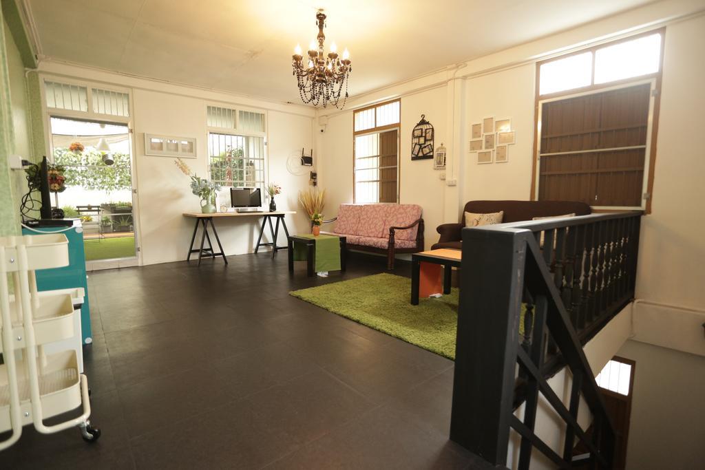 Tiger Lily Hostel Бангкок Екстер'єр фото