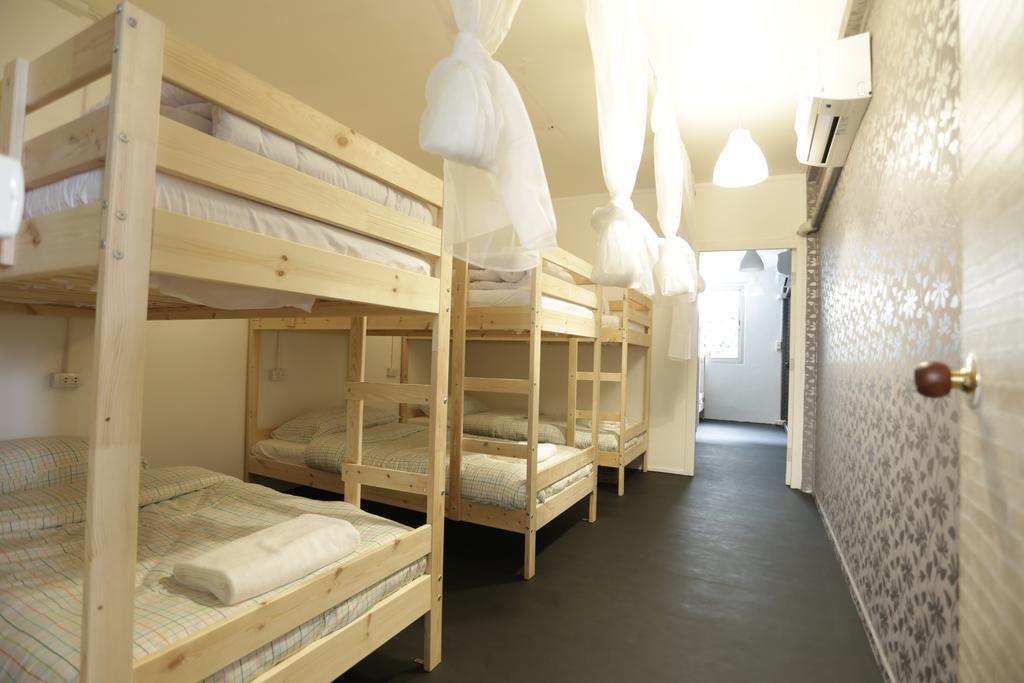 Tiger Lily Hostel Бангкок Номер фото