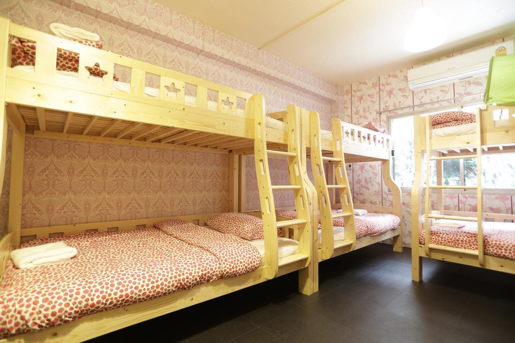 Tiger Lily Hostel Бангкок Номер фото
