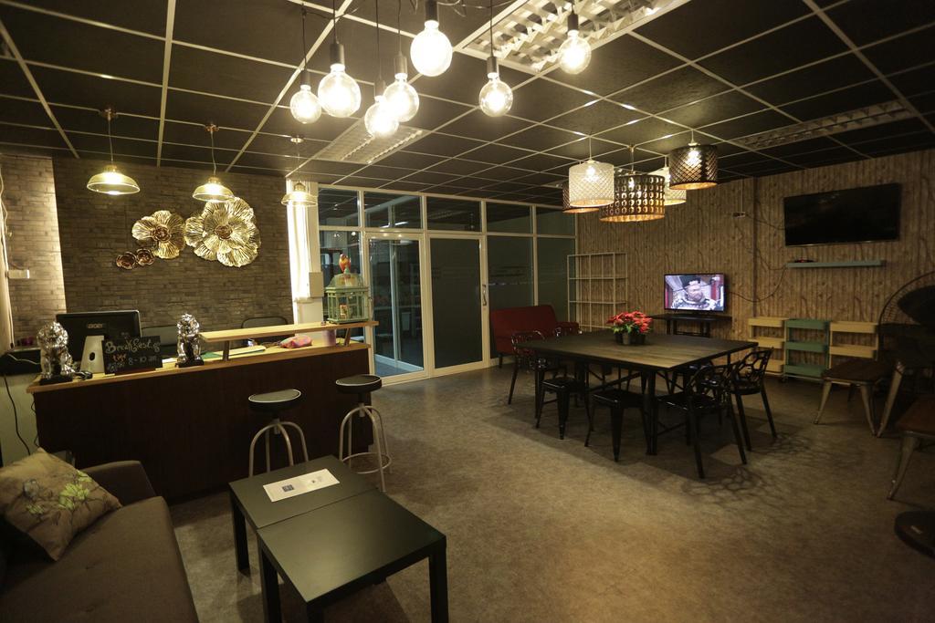 Tiger Lily Hostel Бангкок Екстер'єр фото