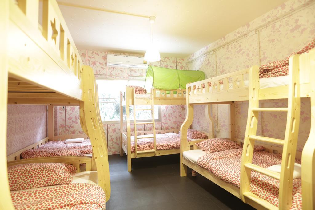 Tiger Lily Hostel Бангкок Номер фото