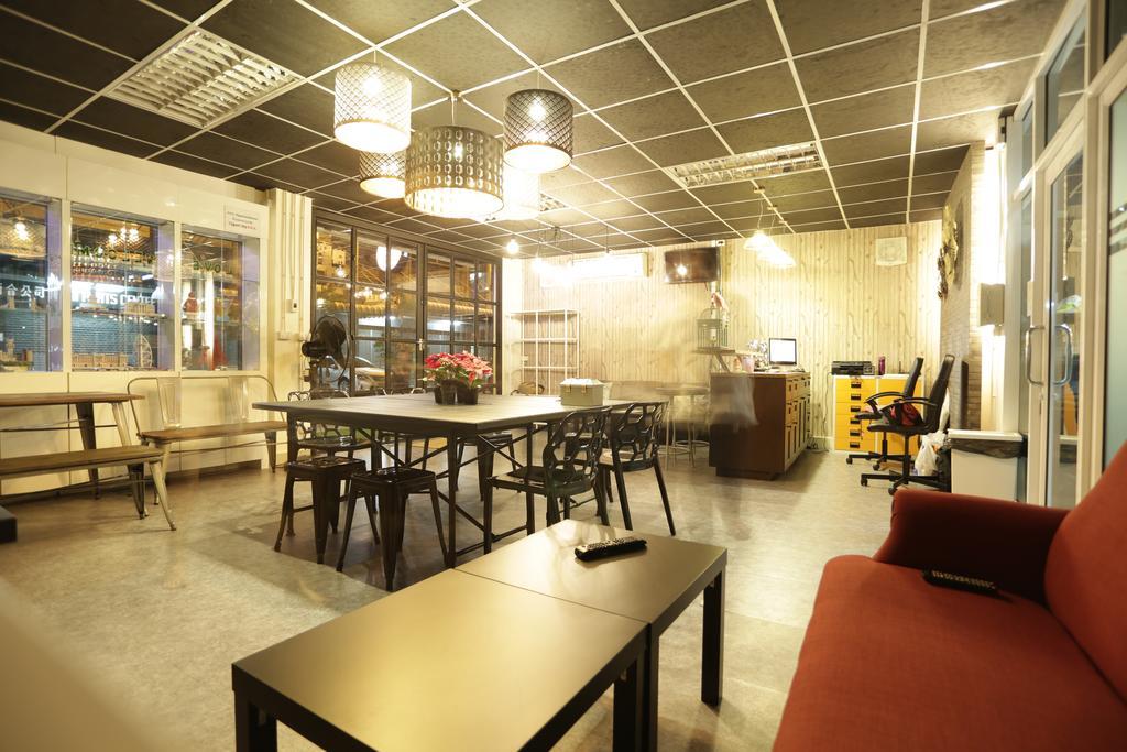 Tiger Lily Hostel Бангкок Екстер'єр фото