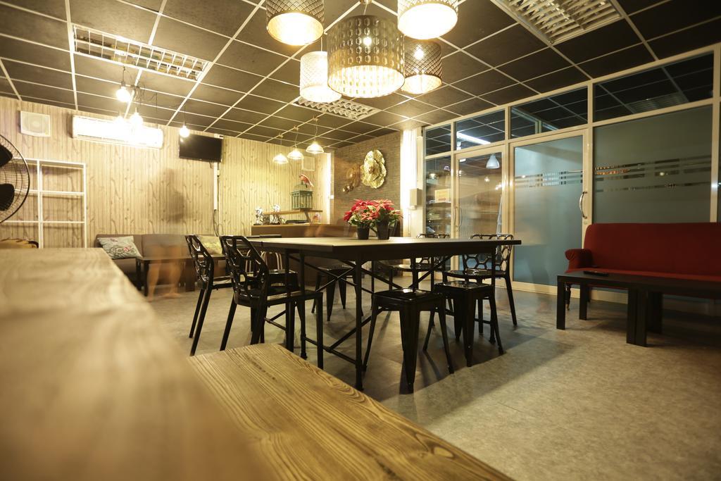 Tiger Lily Hostel Бангкок Екстер'єр фото