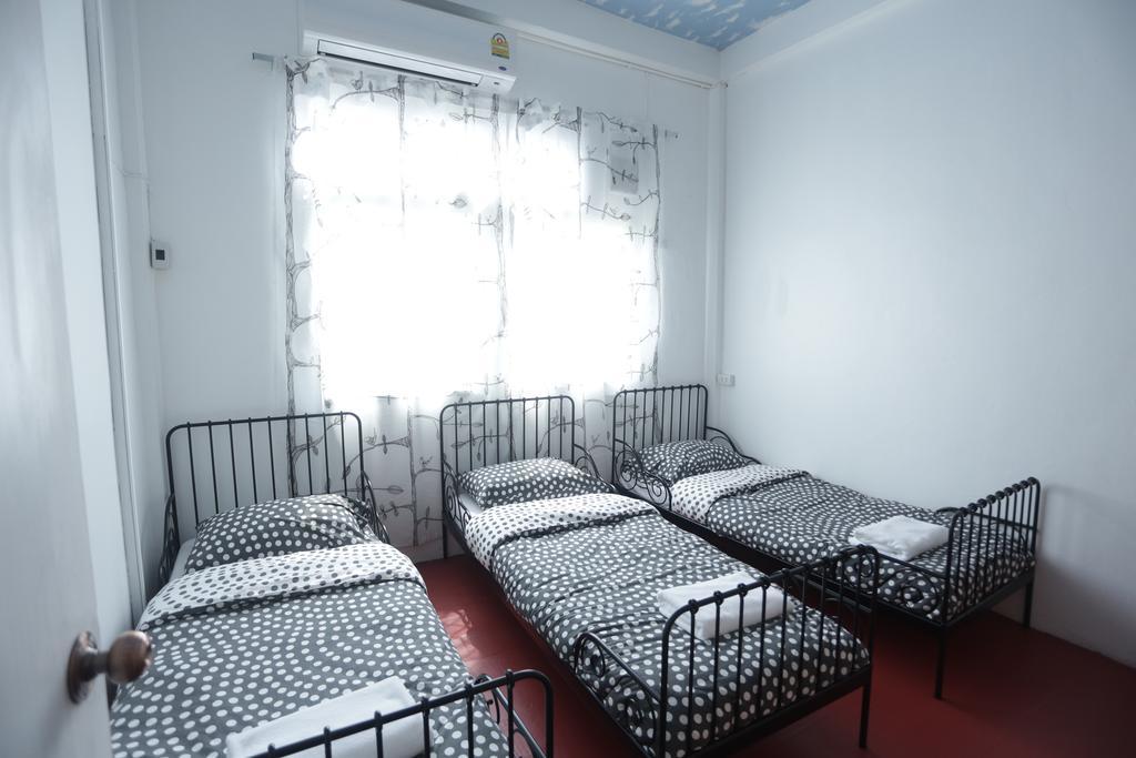 Tiger Lily Hostel Бангкок Екстер'єр фото