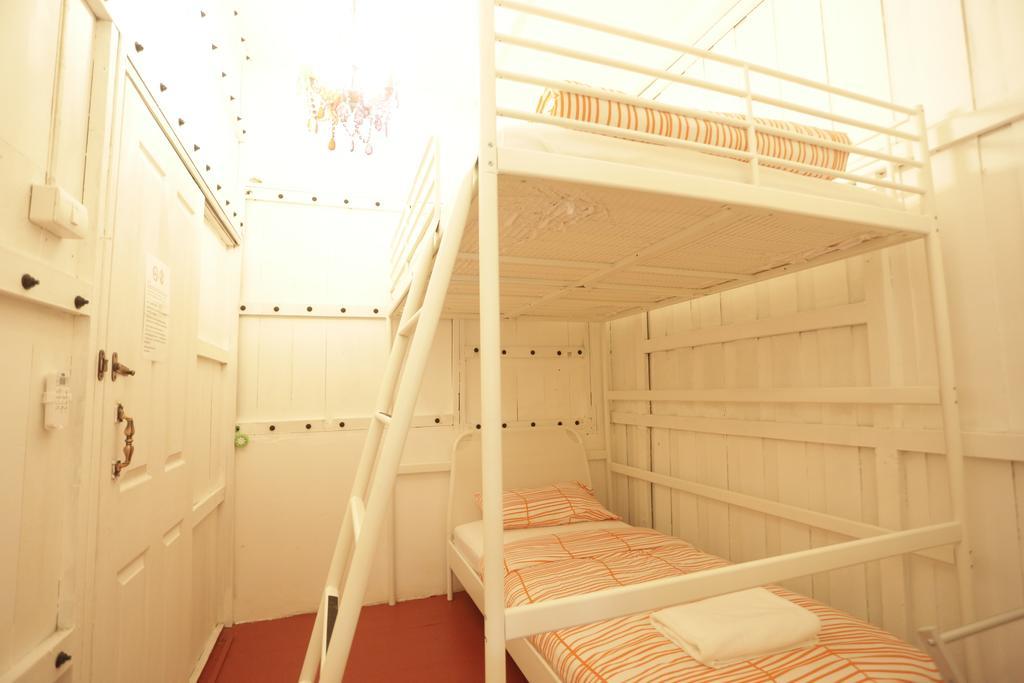 Tiger Lily Hostel Бангкок Номер фото