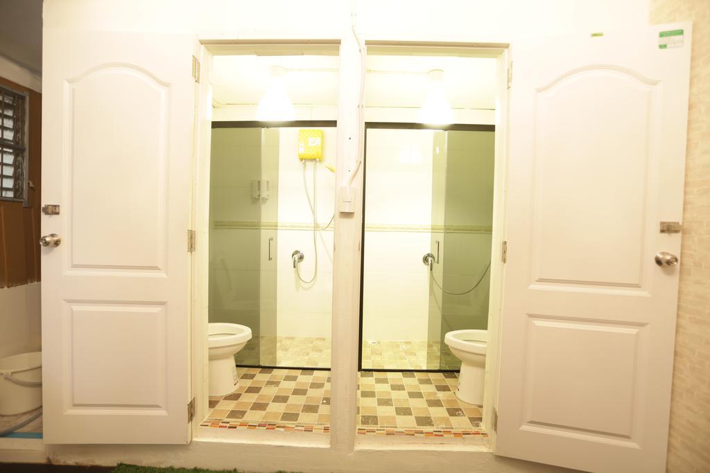 Tiger Lily Hostel Бангкок Екстер'єр фото