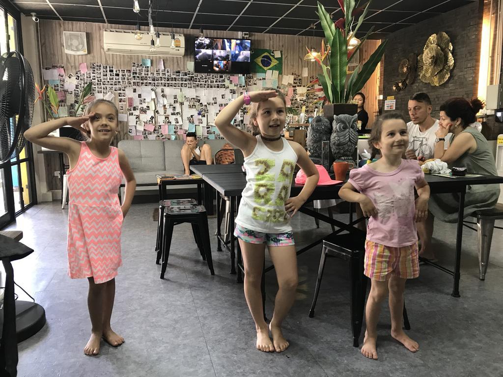 Tiger Lily Hostel Бангкок Екстер'єр фото